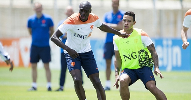 Van Persie bất ngờ hé lộ bản HĐ đầu tiên của Van Gaal cho MU